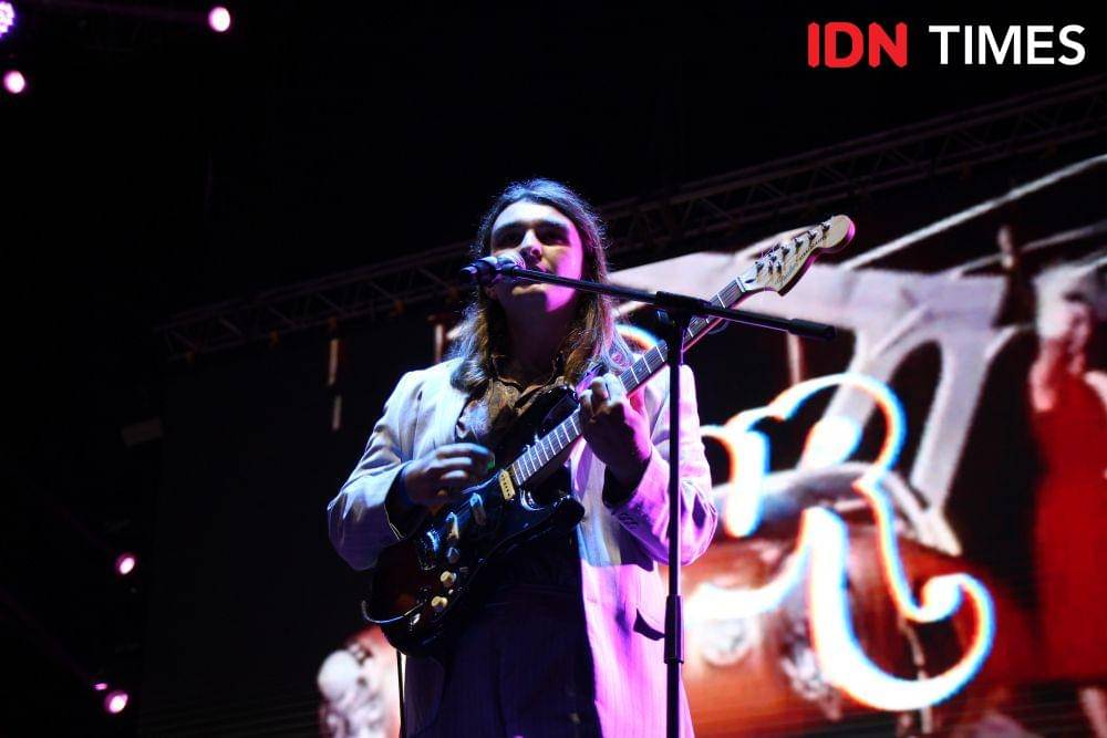 Salah satu personel FUR, Josh Buchanam, saat tampil dalam festival GUDFEST, di Helipad Parking Ground GBK Senayan, Jakarta, pada 3 November 2019. IDN Times/Nadia Umara