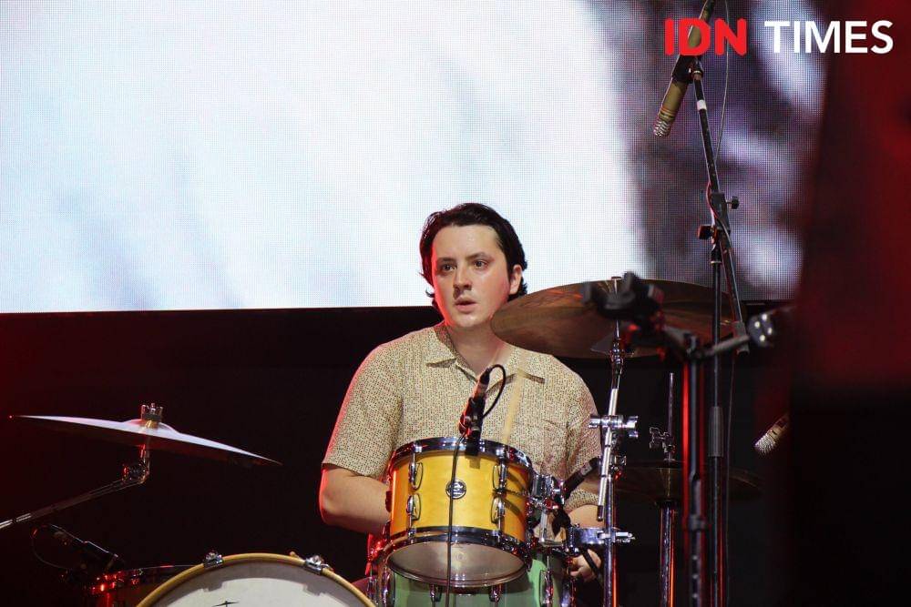 Penampilan drummer FUR, Flynn Whelan, saat festival GUDFEST, di Helipad Parking Ground GBK Senayan, Jakarta, pada 3 November 2019. IDN Times/Nadia Umara