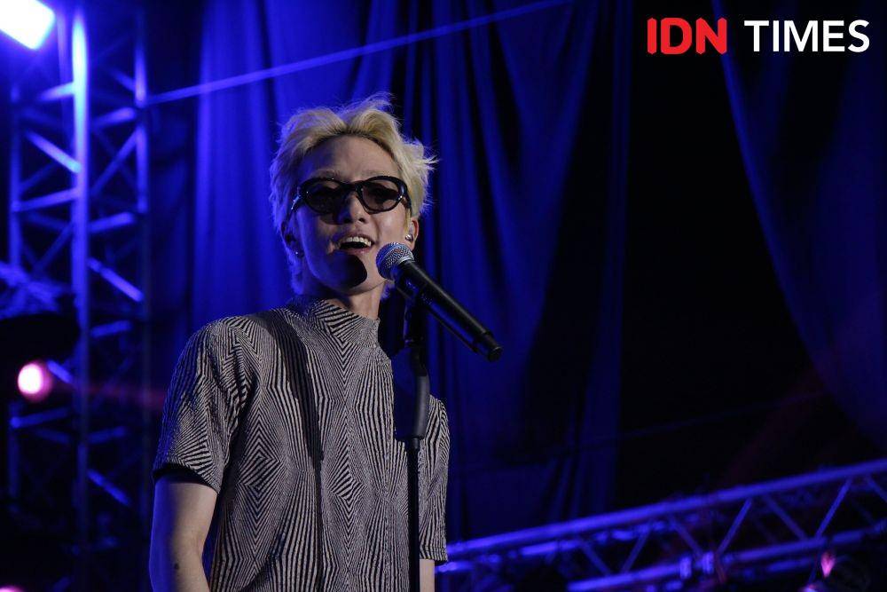 Aksi solois Korea Selatan, Zion. T, dalam festival GUDFEST di Helipad Parking Ground GBK Senayan, Jakarta, pada 3 November 2019. IDN TIMES/Nadia Umara