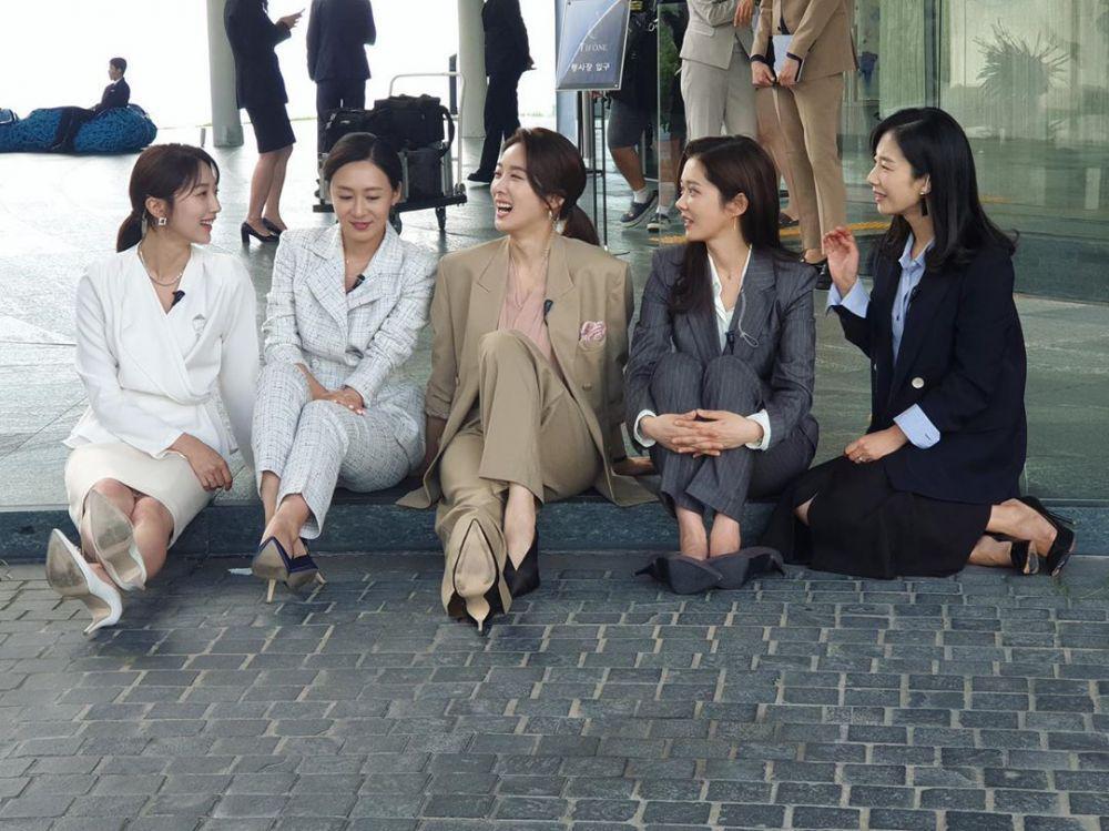 10 potret keseruan pemain kdrama 'vip' di belakang kamera