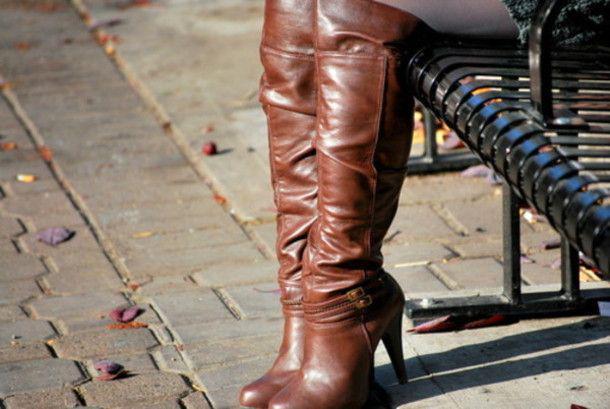 10 Tampilan Super Stylish Naomi Scott dengan Sepatu Boots