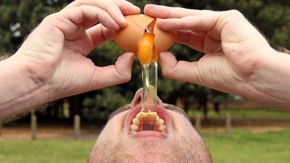 Makan Telur Mentah, Apakah Sehat dan Aman? Ini Penjelasan Medisnya!