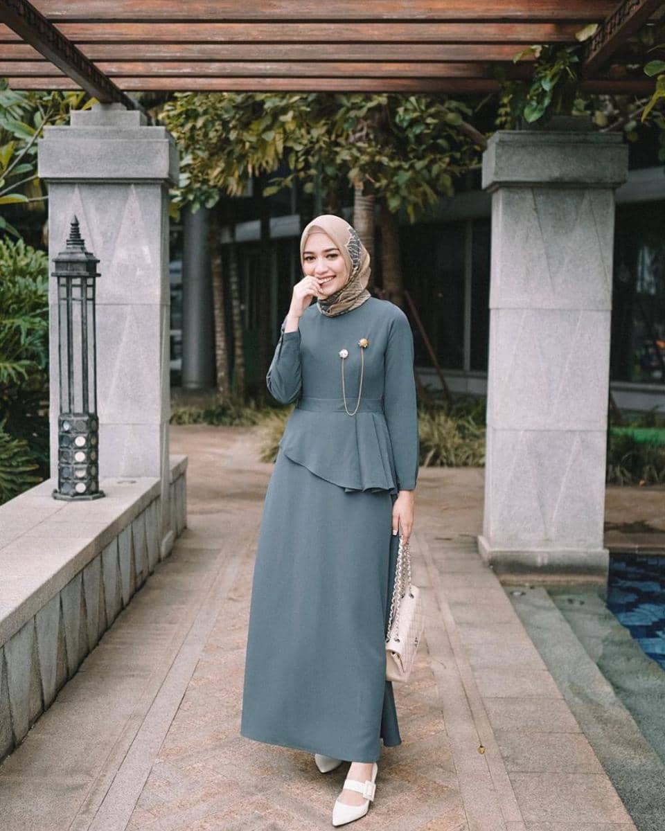 Anggun dan Gak Ribet, Ini 8 Ide Busana Kondangan ala Mega Iskanti