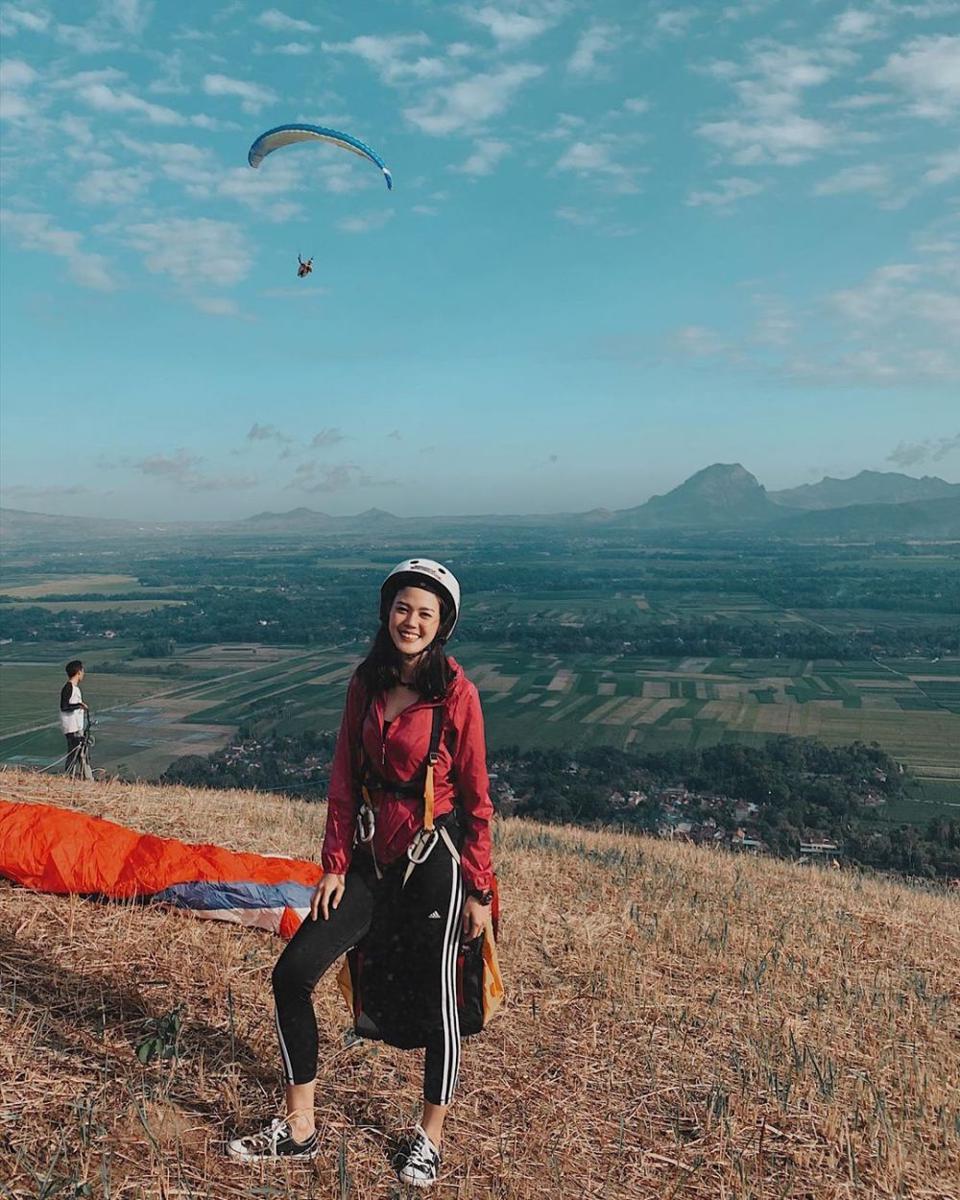 9 Potret Liburan Seru ala Della Dartyan, Hobi Traveling!