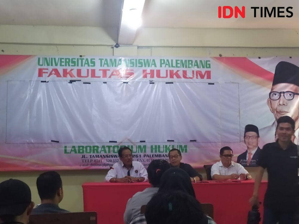 Pers konferensi di Universitas Taman Siswa Palembang (IDN Times/Feny Maulia Agustin)