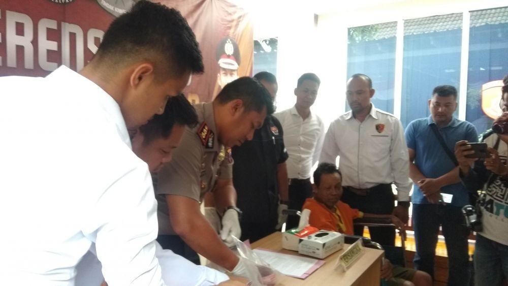 Kapolres Lamongan AKBP Feby DP Hutagalung saat menunjukkan uang hasil penjualan sapi. IDN Times/Imron