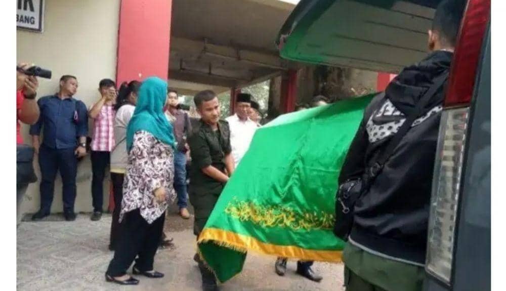 Proses pemakaman mahasiswa Unitas Palembang (IDN Times/Istimewa)