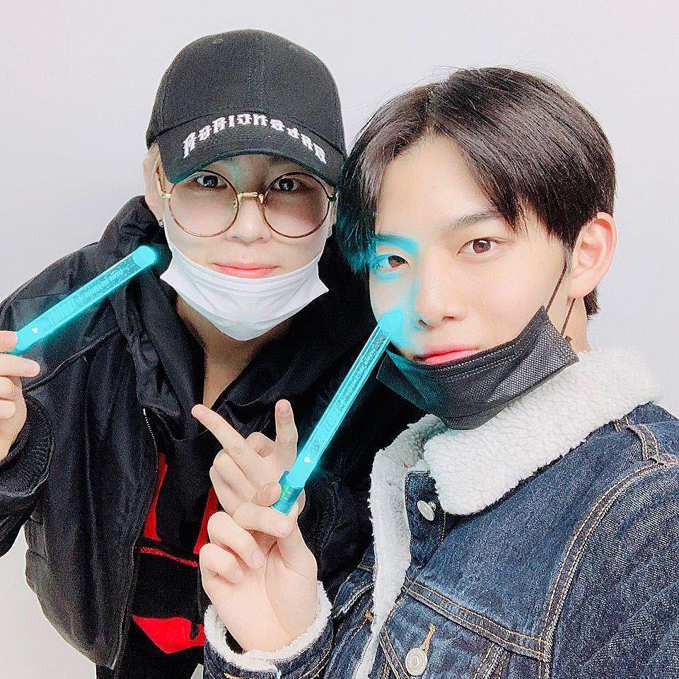 Bikin Haru, 9 Momen Temu Kangen Ha Sungwoon dengan Member Wanna One