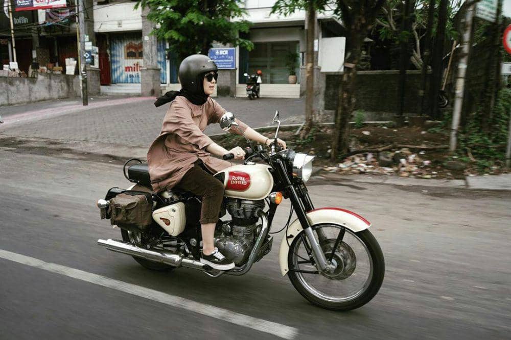 Punya Hobi Tak Biasa, Ini 10 Potret Memesona Dian Ayu Saat Naik Motor