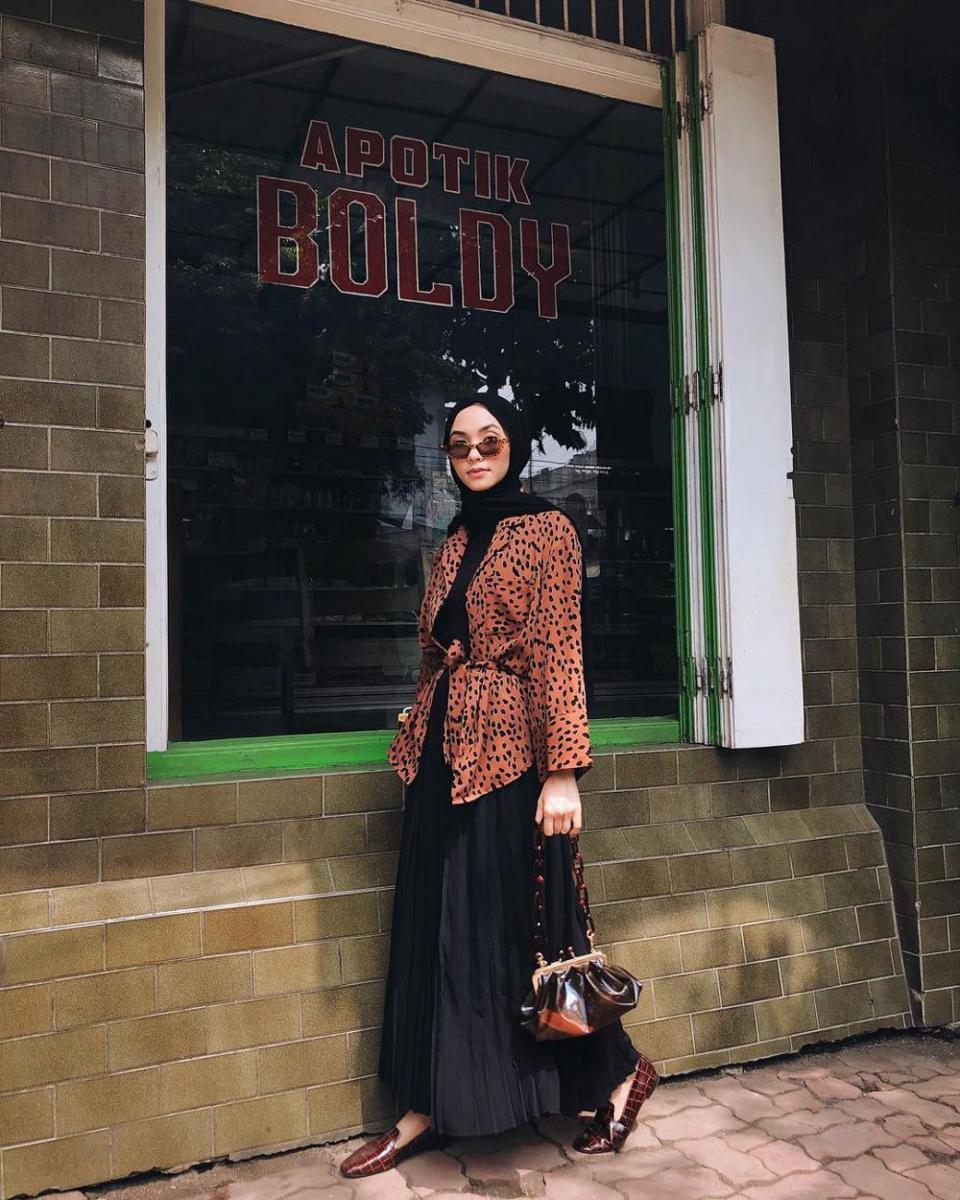 9 Padu Padan Rok Plisket ala Selebgram Fita Wulansari, Stylish Abis!