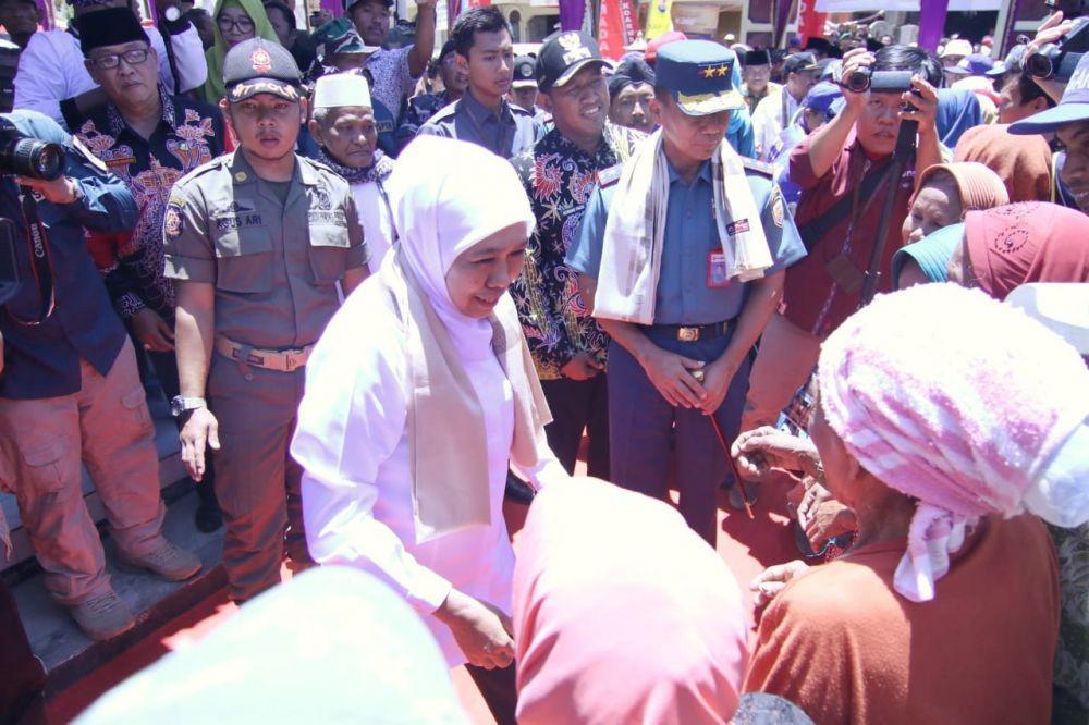 Gubernur Jatim, Khofifah Indar Parawansa (tengah), saat memberikan bantuan air bersih di Pulau Sapudi, Kabupaten Sumenep, Madura, Selasa (5/11). Sumber foto: Dok. Humas Pemprov Jatim