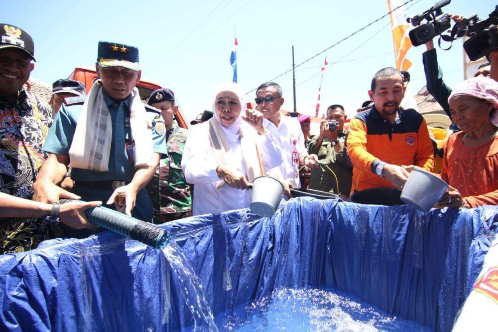 Gubernur Jatim, Khofifah Indar Parawansa (tengah), saat memberikan bantuan air bersih di Pulau Sapudi, Kabupaten Sumenep, Madura, Selasa (5/11). Sumber foto: Dok. Humas Pemprov Jatim