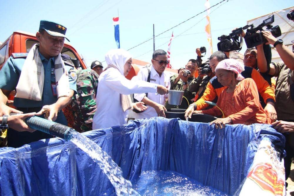 Gubernur Jatim, Khofifah Indar Parawansa (tengah), saat memberikan bantuan air bersih di Pulau Sapudi, Kabupaten Sumenep, Madura, Selasa (5/11). Sumber foto: Dok. Humas Pemprov Jatim