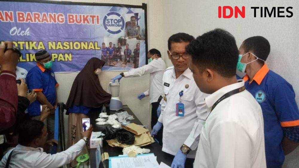 Tersangka DL (perempuan berkerudung) memusnahakan sabu-sabu miliknya dengan diblender. IDN Times/Surya Aditya