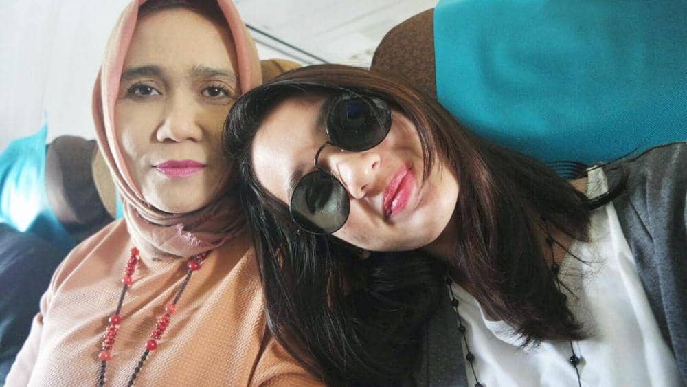 Akrab Banget! Intip 9 Potret Hangat Kedekatan Dea Annisa dan Ibunda