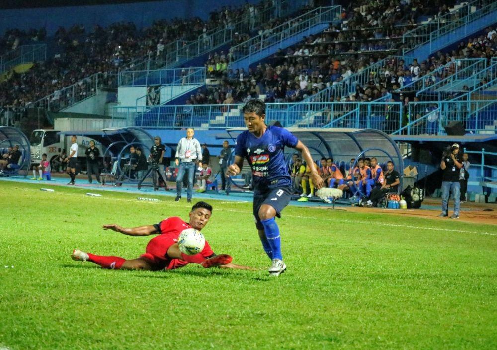 Pemain sayap Arema FC, Nasir saat menghadapi Semen Padang. Di sisa kompetisi, laga home Arema FC dipastikan digelar sore hari