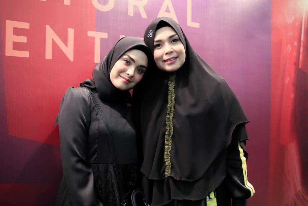 10 Potret Kedekatan Vebby Palwinta dan Mama, Mirip Bak Kakak-Adik!