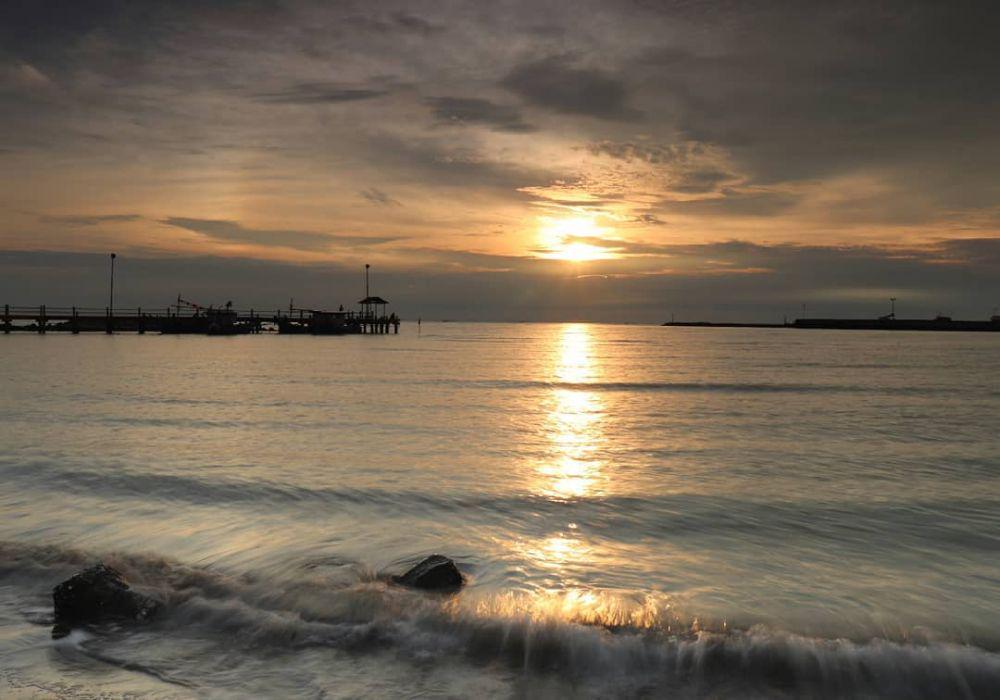 5 Rekomendasi Wisata Pantai Keren yang Hanya Ada di Indramayu