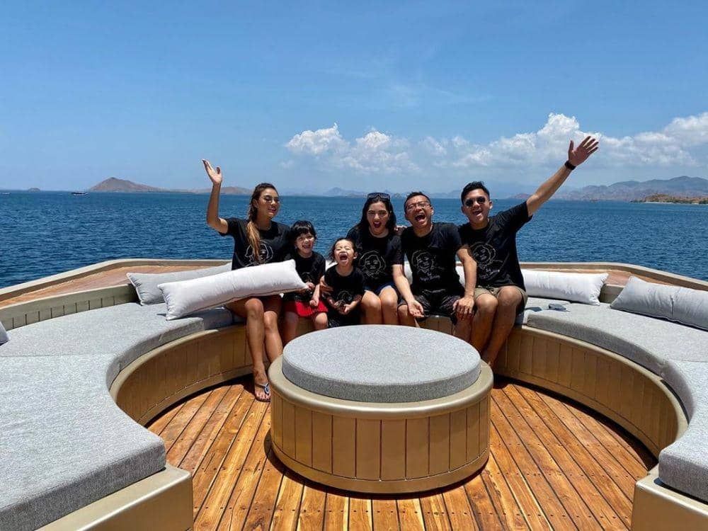 9 Inspirasi Outfit Kembar ala Ibu dan Anak Selebriti, Semakin Kompak!