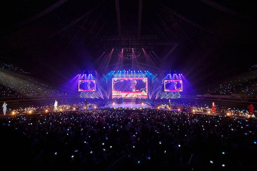 twitter.com/weareoneEXO