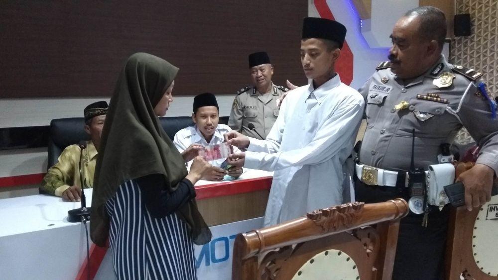 DB dan RN menunjukkan uang mahar, saat keduanya melangsungkan pernikahan di Mapolres Lamongan. IDN Times/Imron