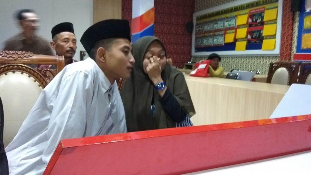 DB dan RN usai melangsungkan pernikahan di Mapolres Lamongan. IDN Times/Imron