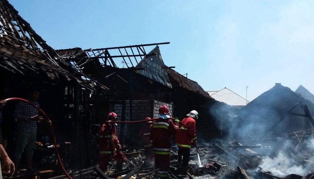 Petugas pemadam kebakaran memadamkan api yang membakar tiga rumah milik warga Bojonegoro. IDN Times/Dok. BPBD Kabupaten Bojonegoro