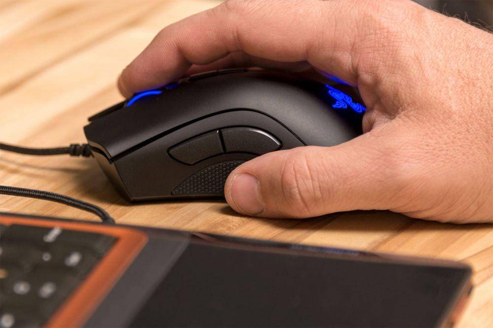 potret Razer DeathAdder Elite (digitaltrends.com)
