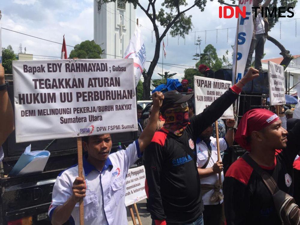 Buruh di Sumut menolak kenaikan UMP sebesar 8,51 persen (IDN Times/Prayugo Utomo)