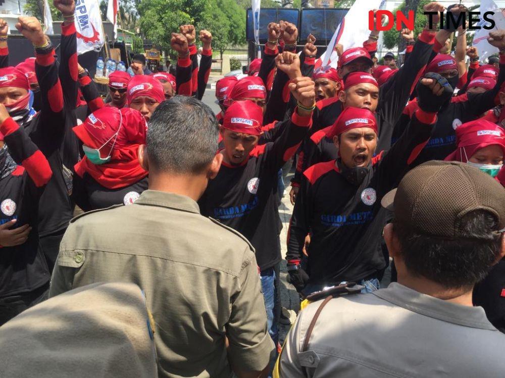 Buruh di Sumut menolak kenaikan UMP sebesar 8,51 persen (IDN Times/Prayugo Utomo)