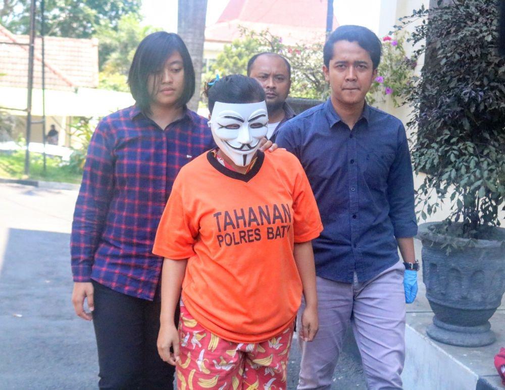 Mucikari R saat di Mapolres Kota Batu. Ia sudah melakukan transaksi sebanyak 4 kali. IDN Times/ Alfi Ramadana