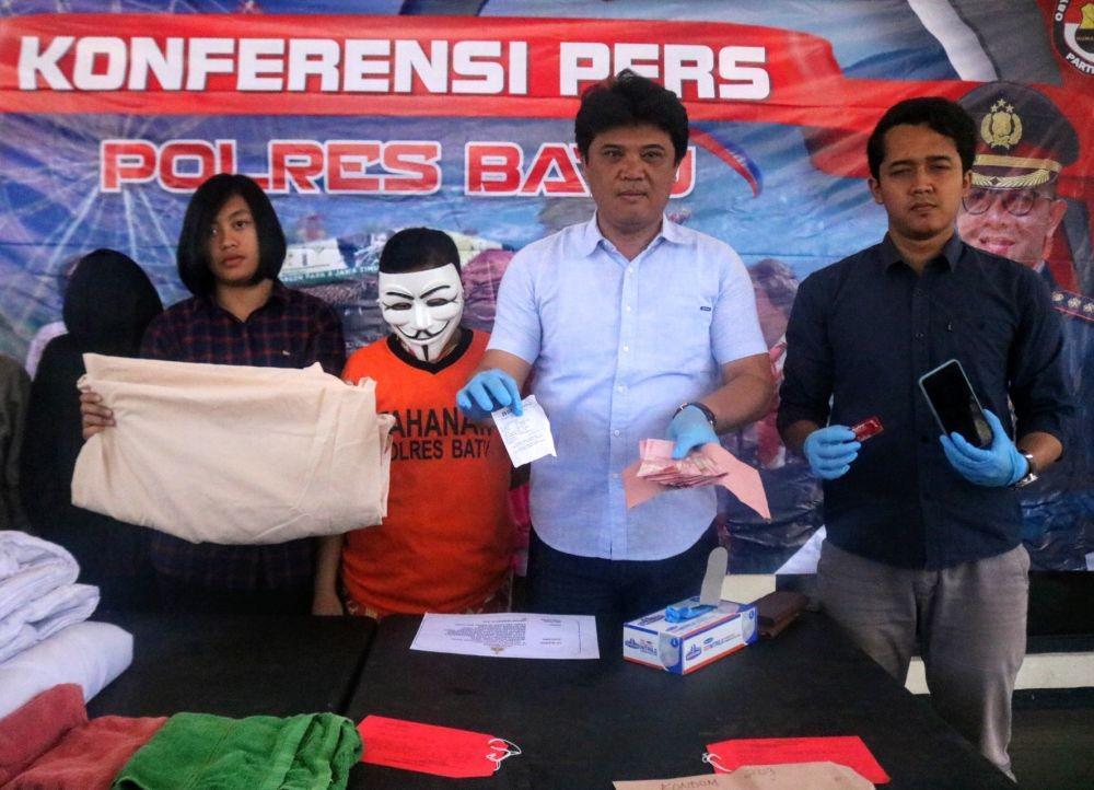 Kasat Reskrim Polres Batu, AKP Hendro Tri Wahyono saat giat rilis prostitusi Kamis (7/11/2019). IDN Times/ Alfi Ramadama