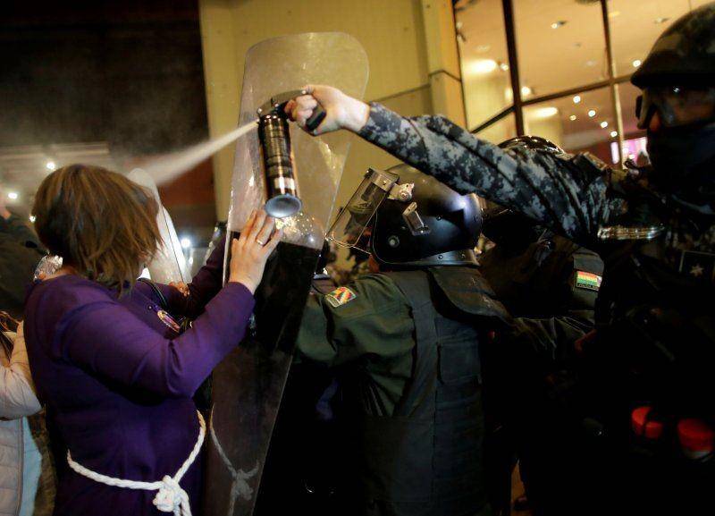 Polisi huru-hara menggunakan semprotan merica kepada pengunjuk rasa dalam sebuah protes di La Paz, Bolivia, pada 21 Oktober 2019. ANTARA FOTO/REUTERS/Ueslei Marcelino