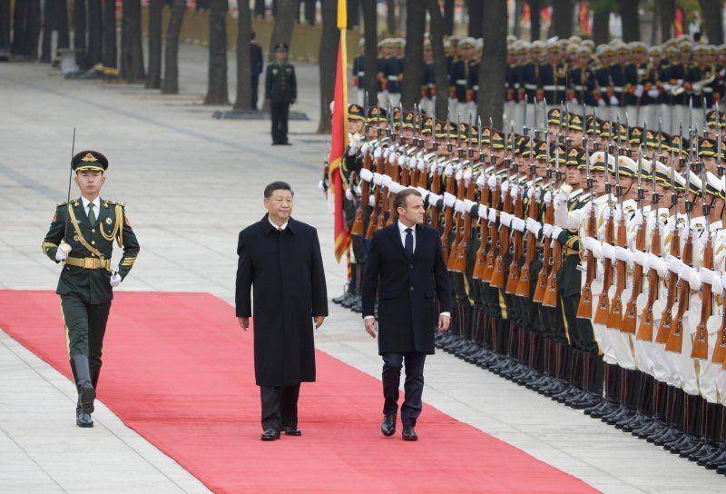 Presiden Tiongkok Xi Jinping dan Presiden Prancis Emmanuel Macron menghadiri upacara penyambutan di Balai Agung Rakyat di Beijing, Tiongkok, pada 6 November 2019. ANTARA FOTO/REUTERS/Jason Lee