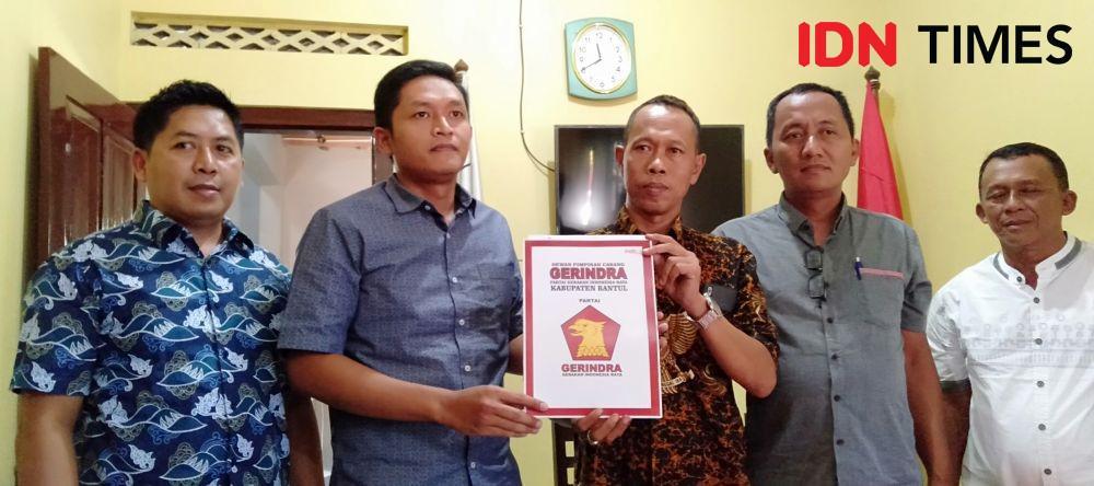 Ketua DPD PAN Bantul Mahmud Ardi Widanto (nomo 2 dari kiri) mendaftarkan diri sebagai bakal calon wakil bupati di Kantor DPC Gerindra Bantul, Kamis (7/11). IDN Times/Daruwaskita
