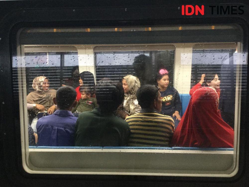 Masyarakat Palembang yang menggunakan moda transportasi LRT (IDN Times/Rangga Erfizal)