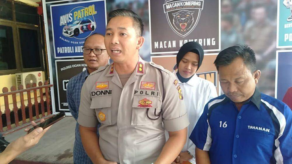 Kapolres OKI, Donni Eka Syaputra menunjukan bersama tersangka Asmuni (51) guru cabul di OKI, Sumsel (IDN Times/Istimewa)