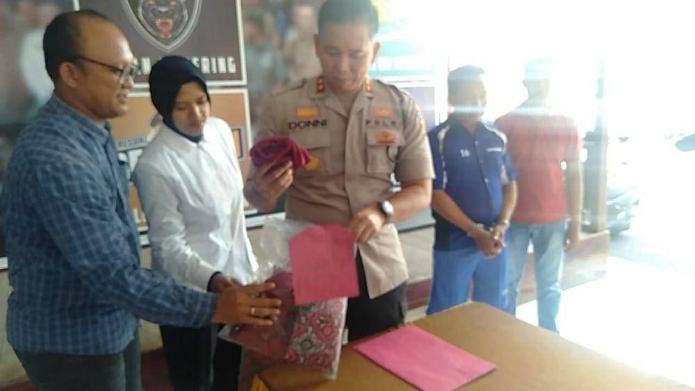 Kapolres OKI, Donni Eka Saputra menunjukan barang bukti yang diamankan (IDN Times/Istimewa)