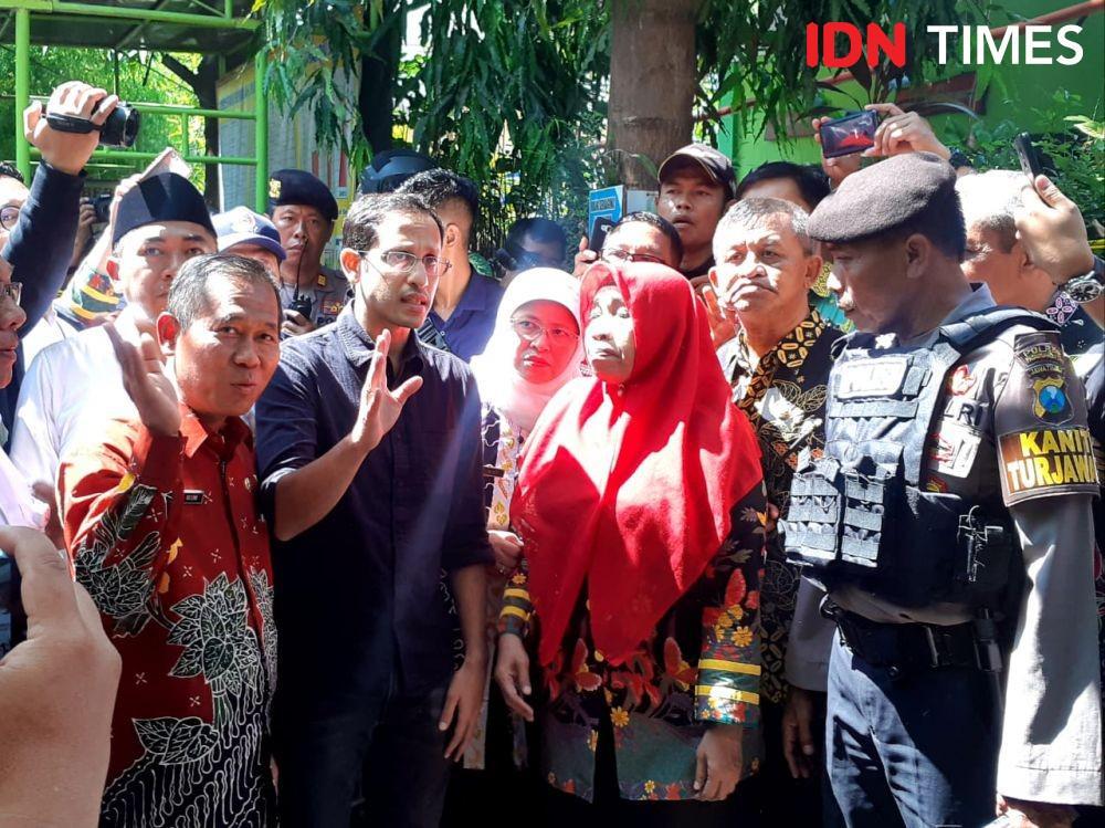 Mendikbud, Nadiem Makarim saat mengunjungi SDN Gentong 1 Pasuruan, Kamis (7/11). IDN Times/Ardiansyah Fajar