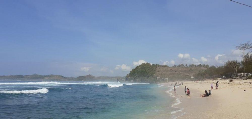 6 Potret Eksotisnya Pantai Pasir Putih Pasetran Gondo Mayit Blitar