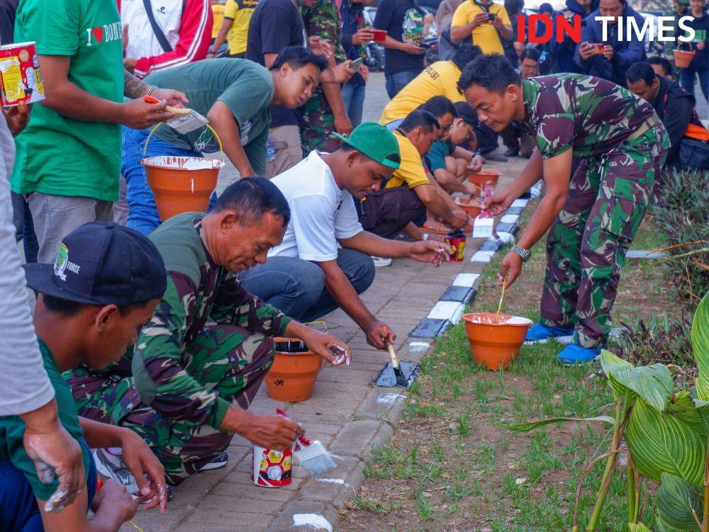 Suasana kerja bakti di Stadion Gelora Bung Tomo (GBT) yang diramaikan TNI, warga, suporter Bonek, LINMAS, dan pihak Pemkot Surabaya, pada Jumat, 8 November 2019. IDN Times/Reza Iqbal