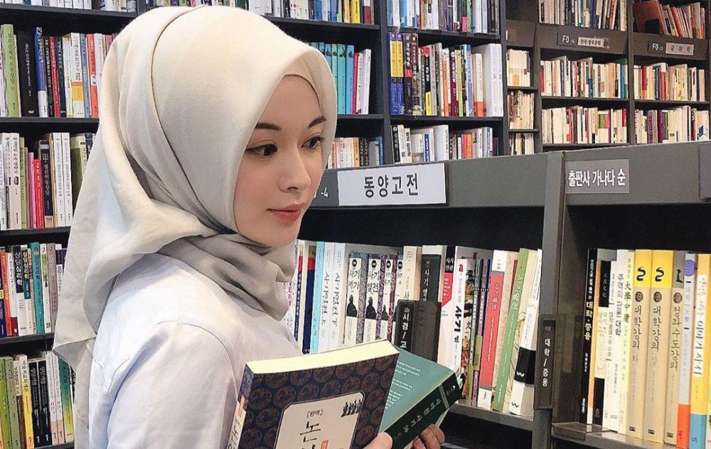 6 cara mudah & efektif atasi rambut rontok pada perempuan berhija
