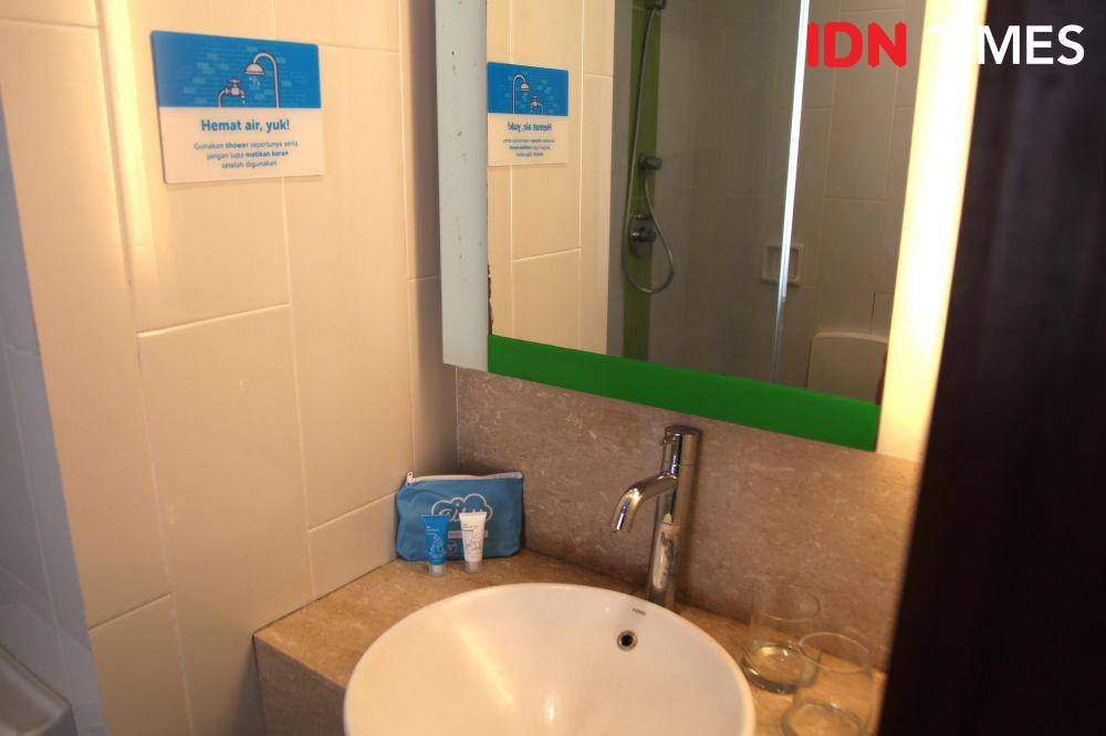 Kamar mandi lengkap dengan amenities dari Airy. IDN Times/Izza Namira