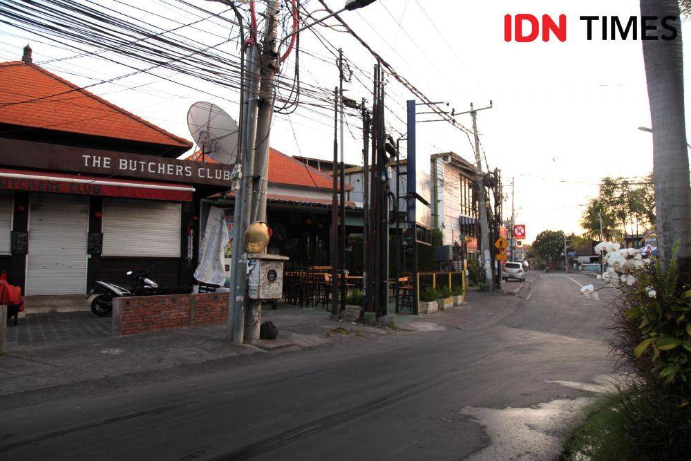 Tampak area sekitar hotel Airy Premier Seminyak yang masih lengang di pagi hari. IDN Times/Izza Namira