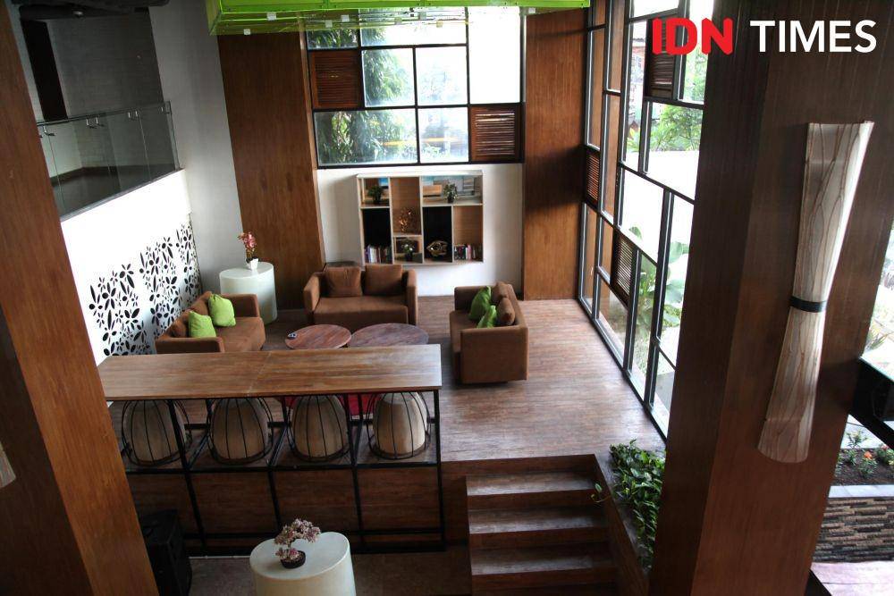 Area lobi Airy Premier Seminyak yang mayoritas berbahan kayu, IDN Times/Izza Namira