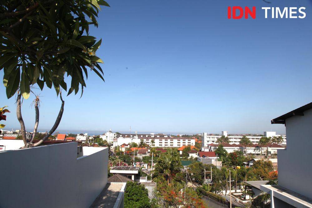 Garis pantai terlihat cukup jauh jika dilihat dari rooftop hotel. IDN Times/Izza Namira