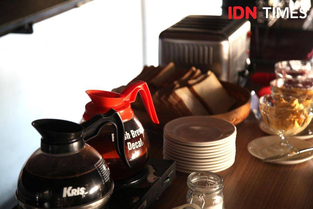 Tersedia pula kopi, roti, dan selai jika ingin makanan yang lebih ringan. IDN Times/Izza Namira