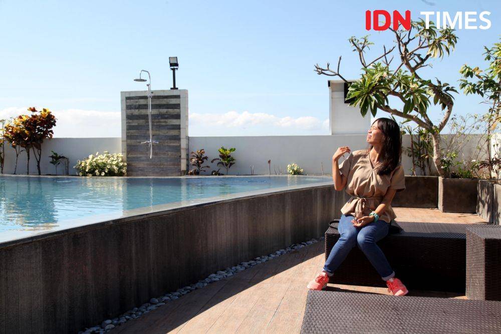 Area rooftop pool juga cocok untuk berfoto. IDN Times/Izza Namira
