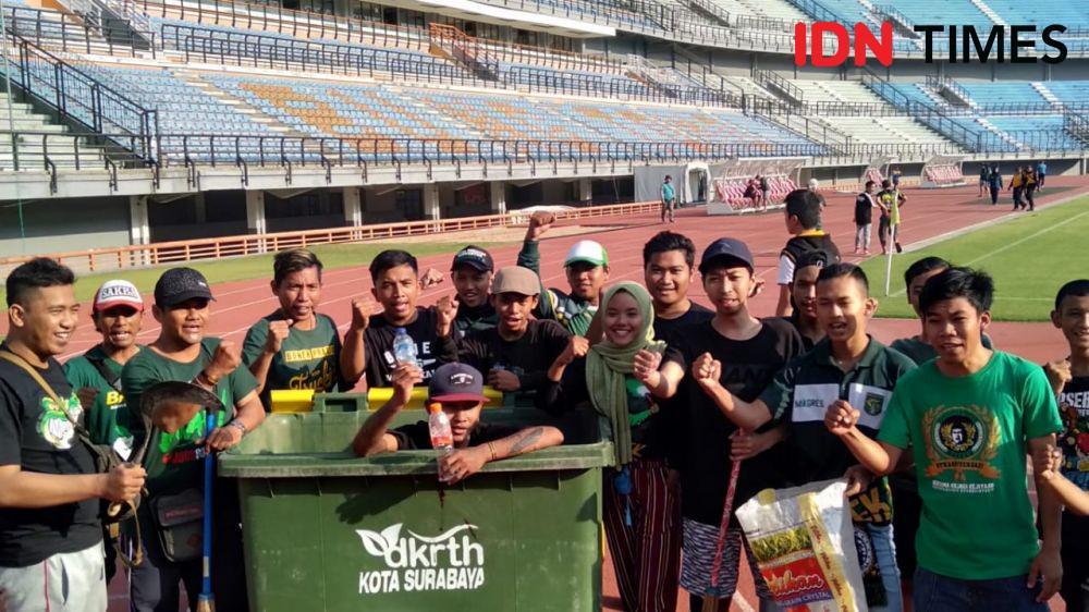 Bonek Mengikuti Kerja Bakti GBT, Jumat (8/11). IDN Times/Idfy