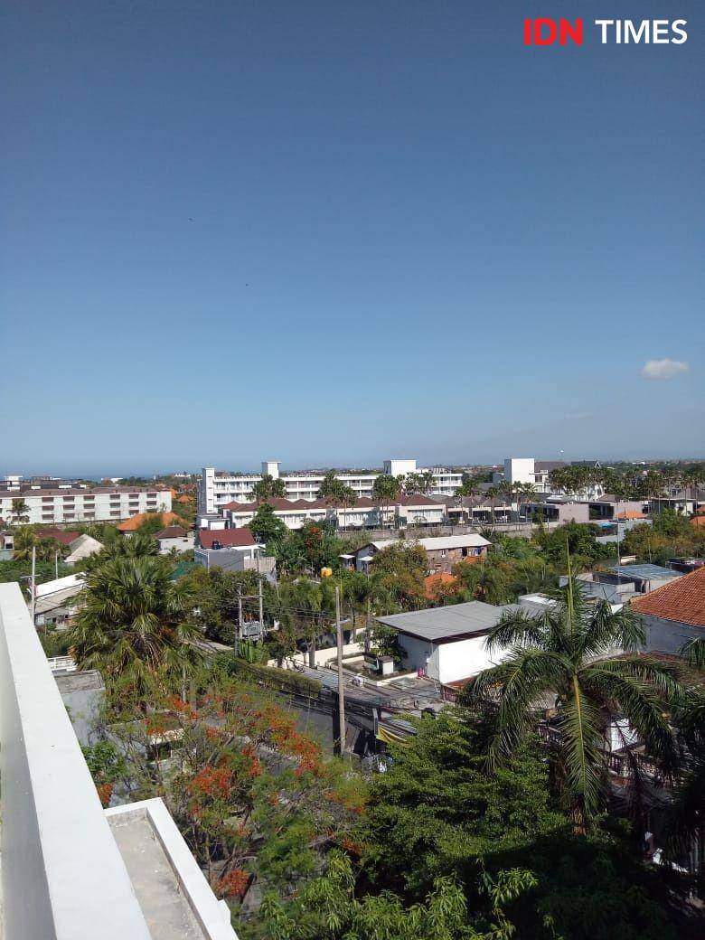 Pemandangan dari area rooftop hotel. IDN Times/Izza Namira